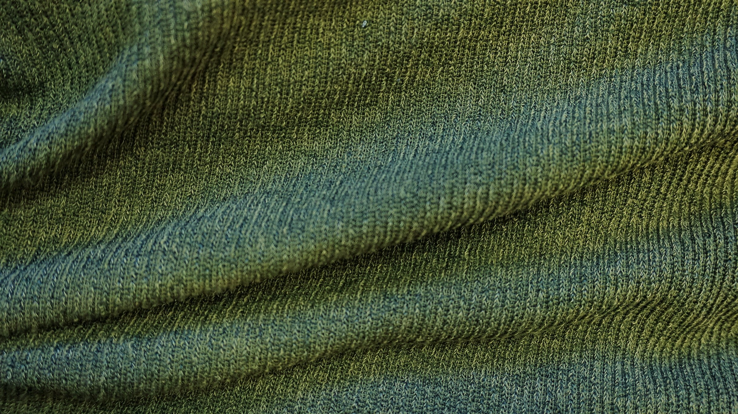 темно-зеленый