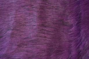 темно-пурпурный